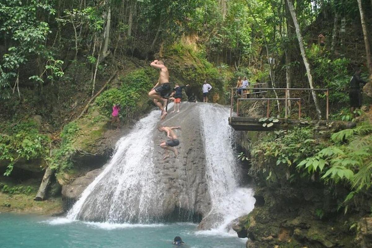 un gruppo di persone che saltano da una cascata