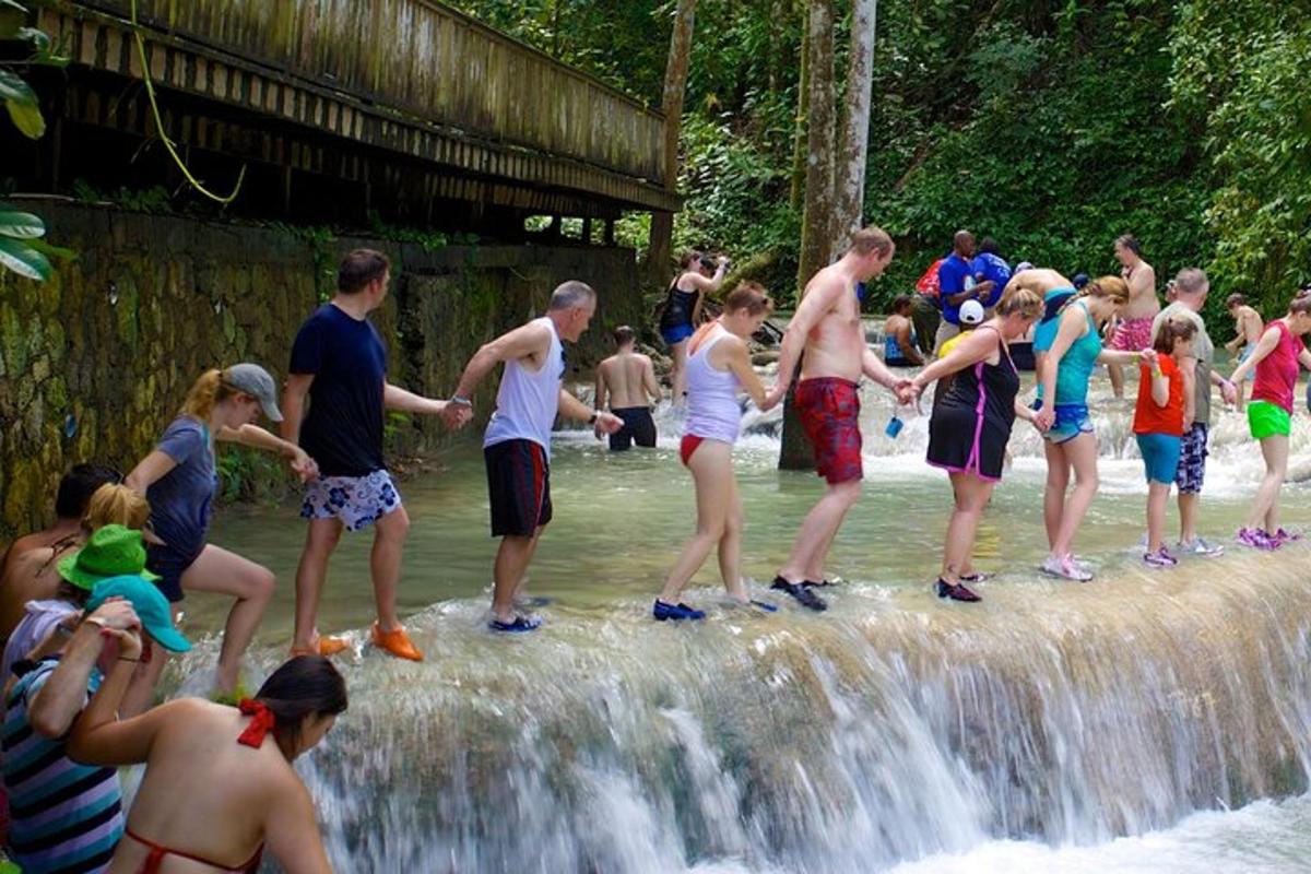 un gruppo di persone in piedi in cima a una cascata