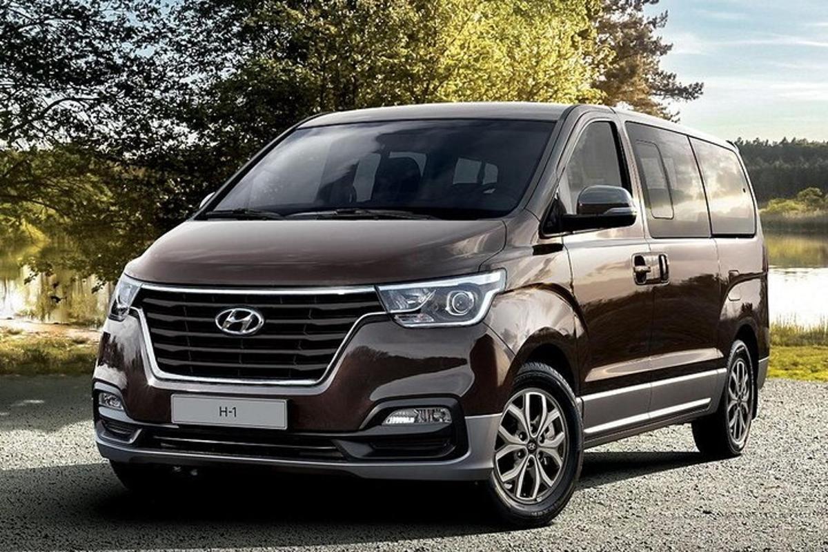 Silfurlitaður Hyundai sendibíll lagður við vatn