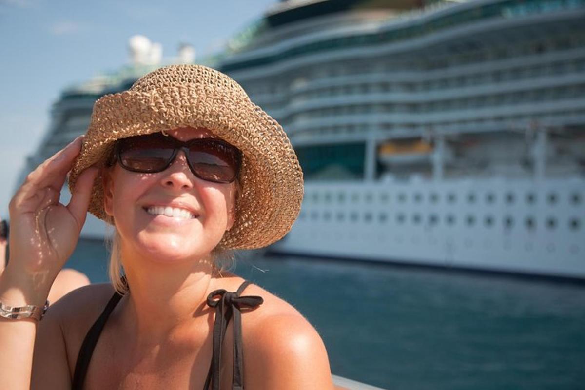 Una mujer con un sombrero de paja y un crucero