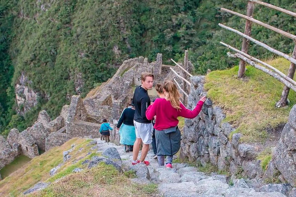 un grup de persones pujant una muntanya rocosa