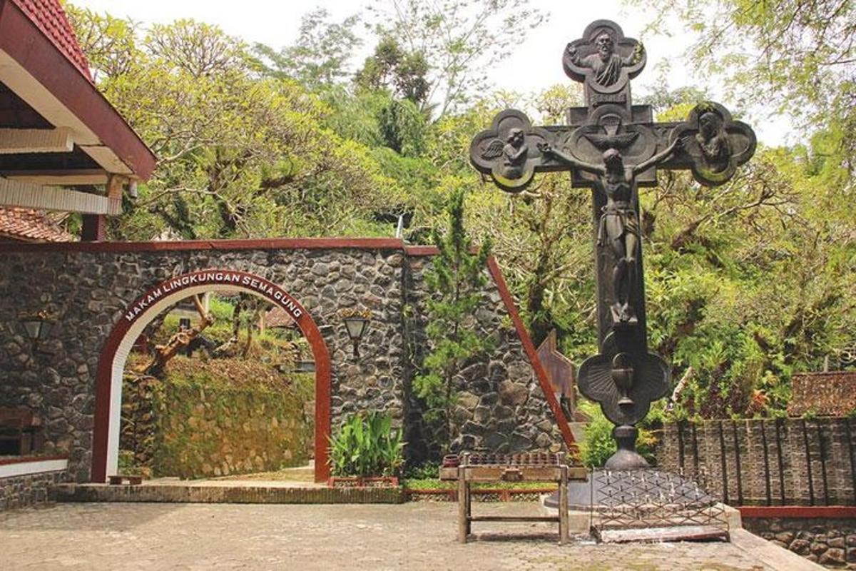 uma cruz em frente a um muro de pedra com um banco