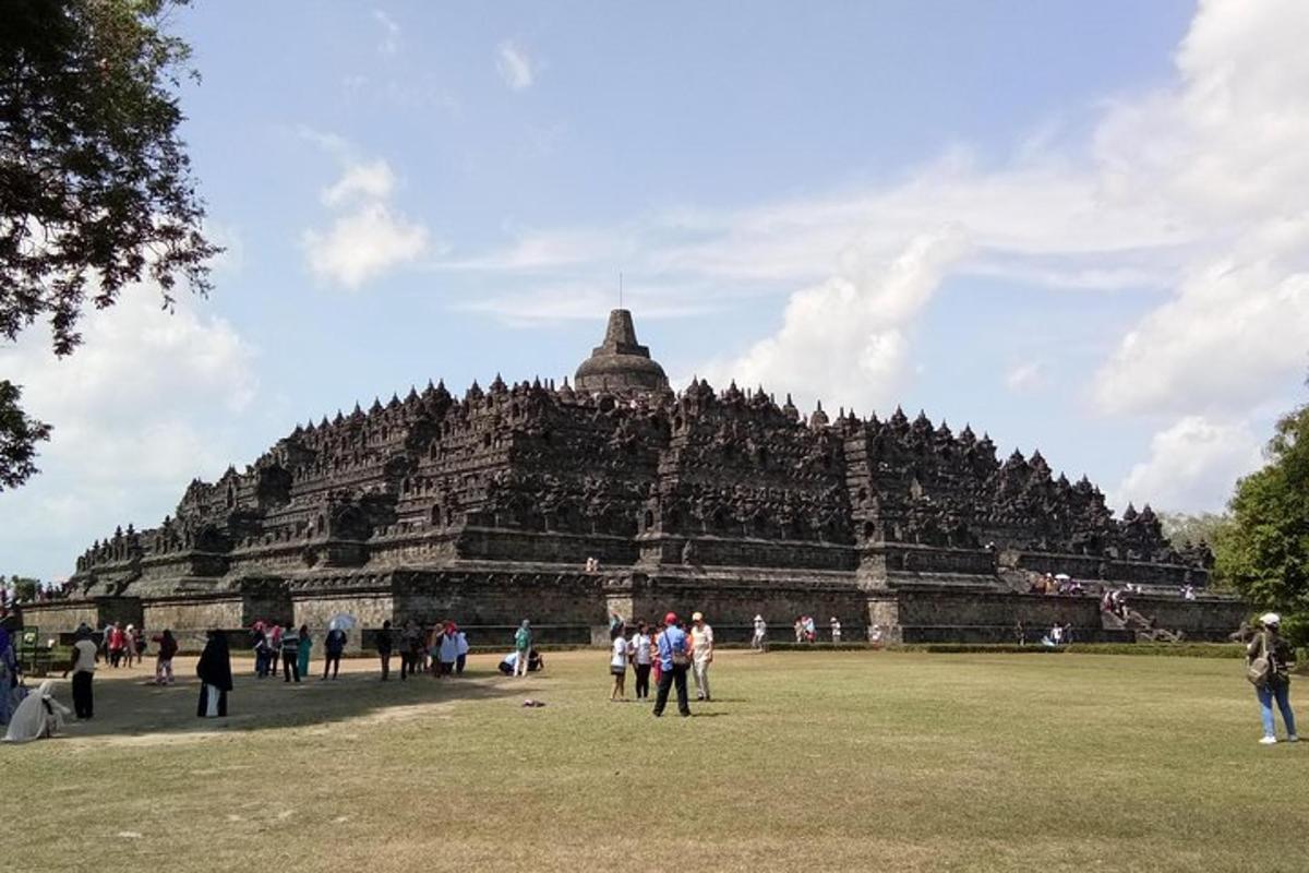 um grupo de pessoas em pé em frente a um templo