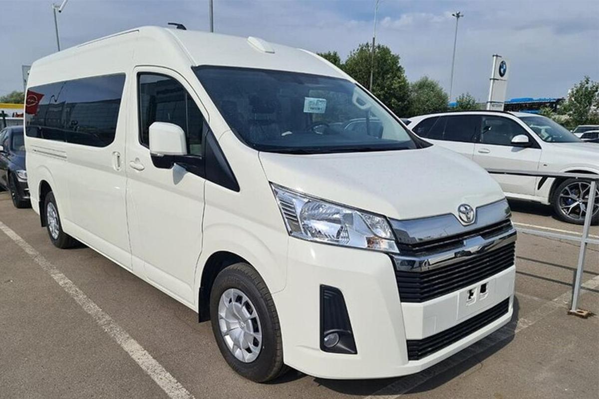 un furgone bianco parcheggiato in un parcheggio