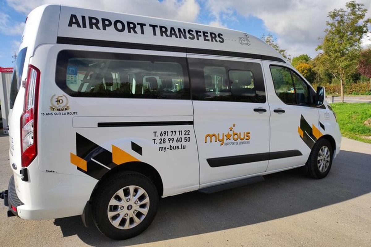 sebuah mobil van putih diparkir di tempat parkir