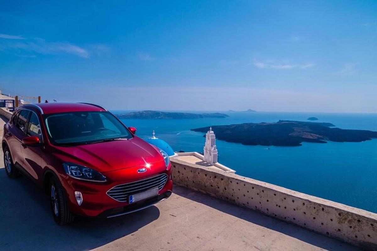 un'auto rossa parcheggiata su una sporgenza vicino all'acqua