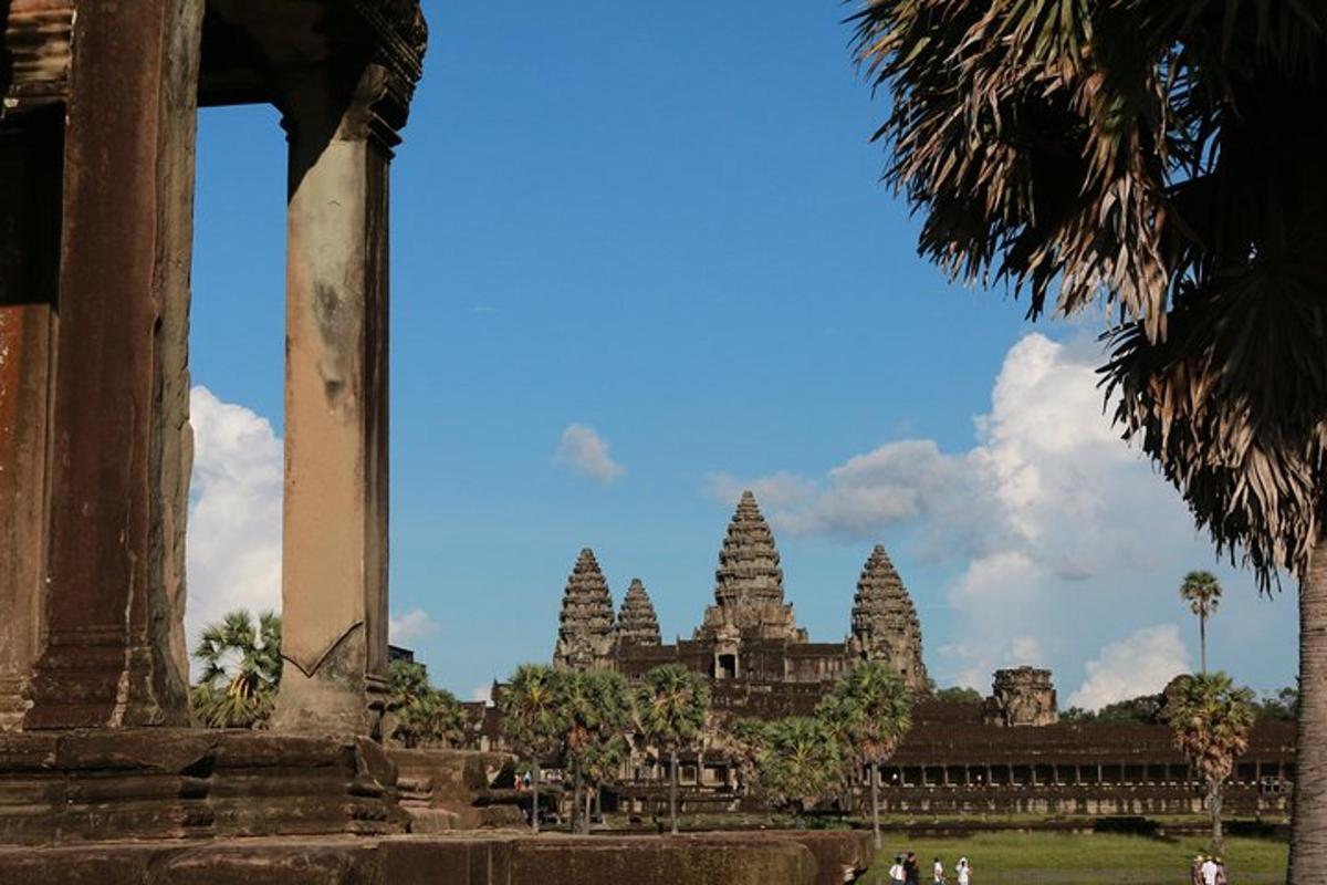 sebuah kuil di kejauhan dengan orang di hadapannya