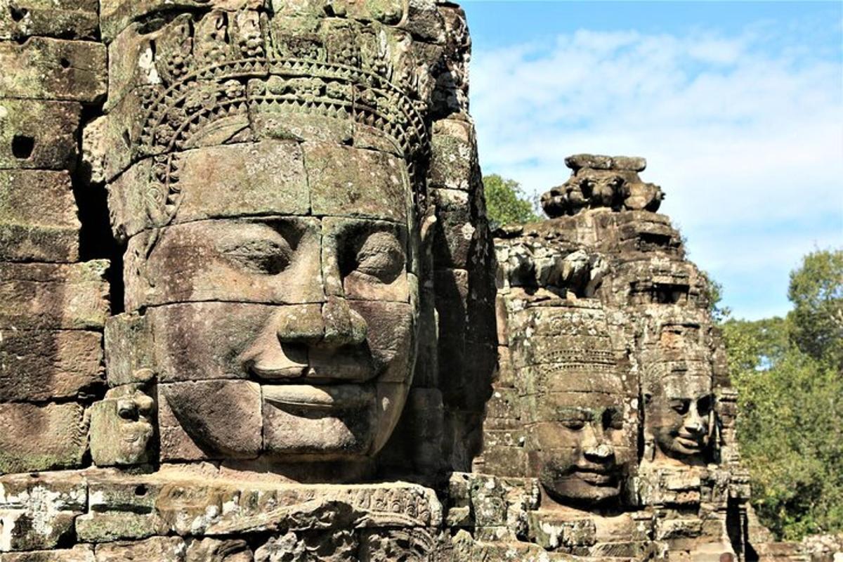 dinding batu dengan patung muka di atasnya