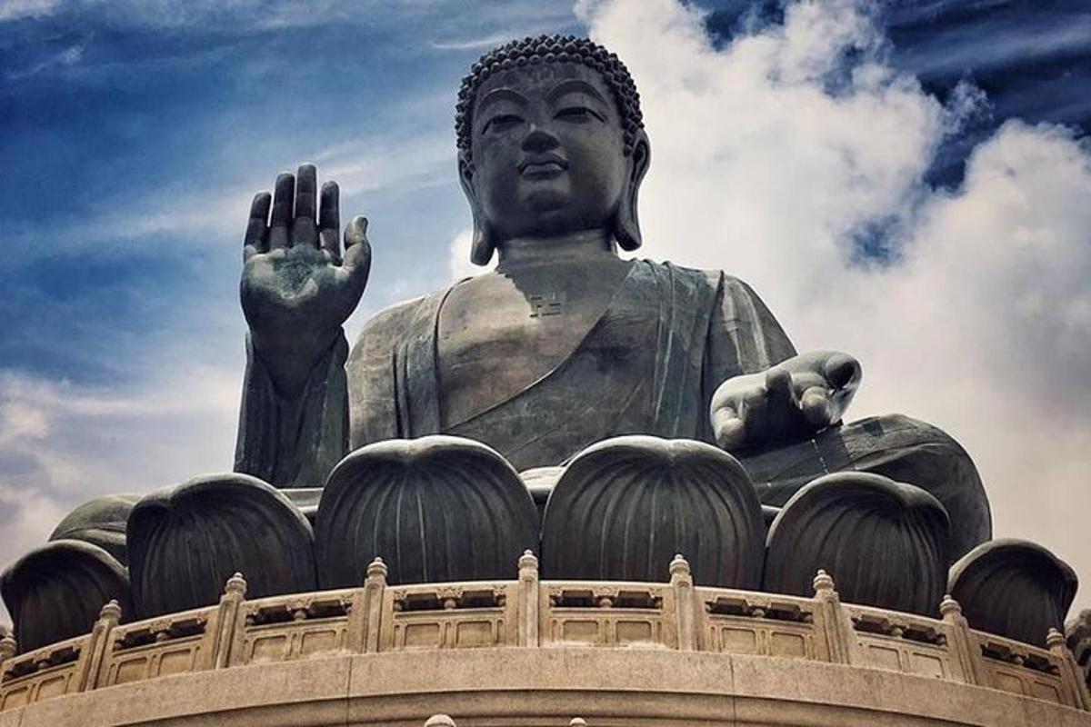 一座矗立在建筑物顶上的大型雕像