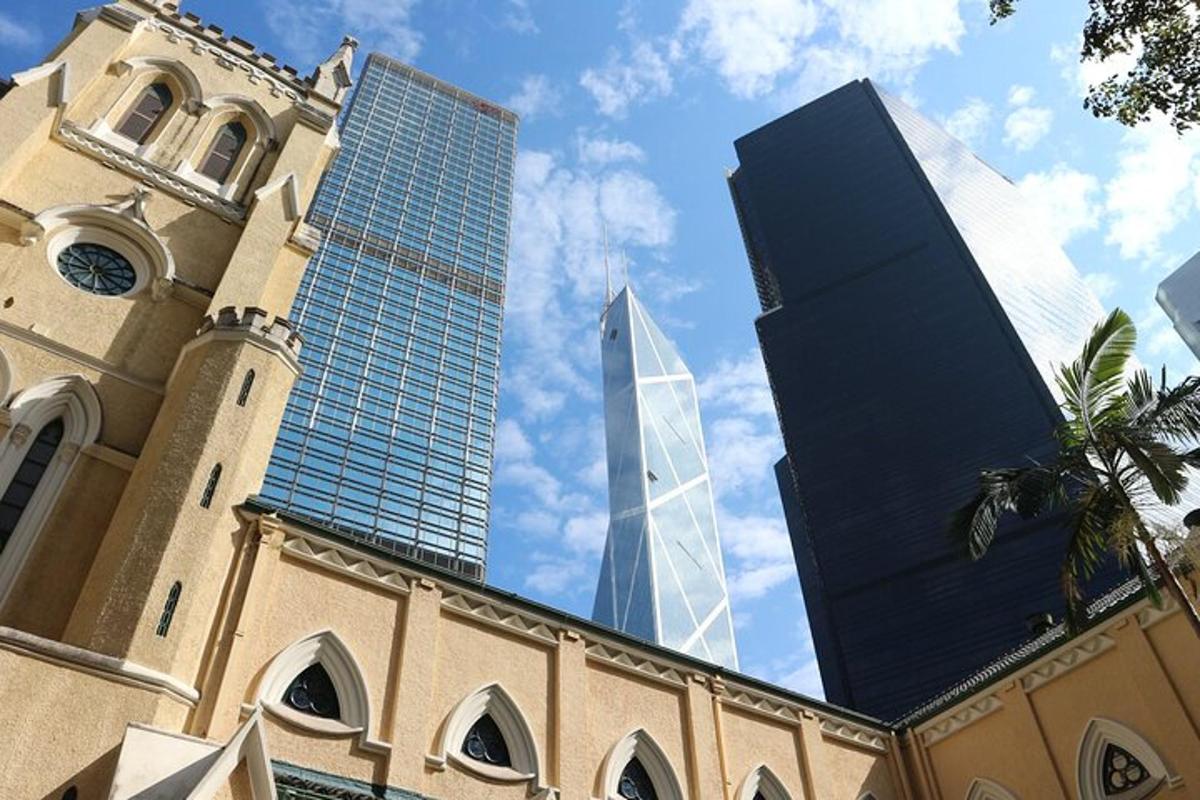 een gebouw met een klokkentoren en een hoge wolkenkrabber