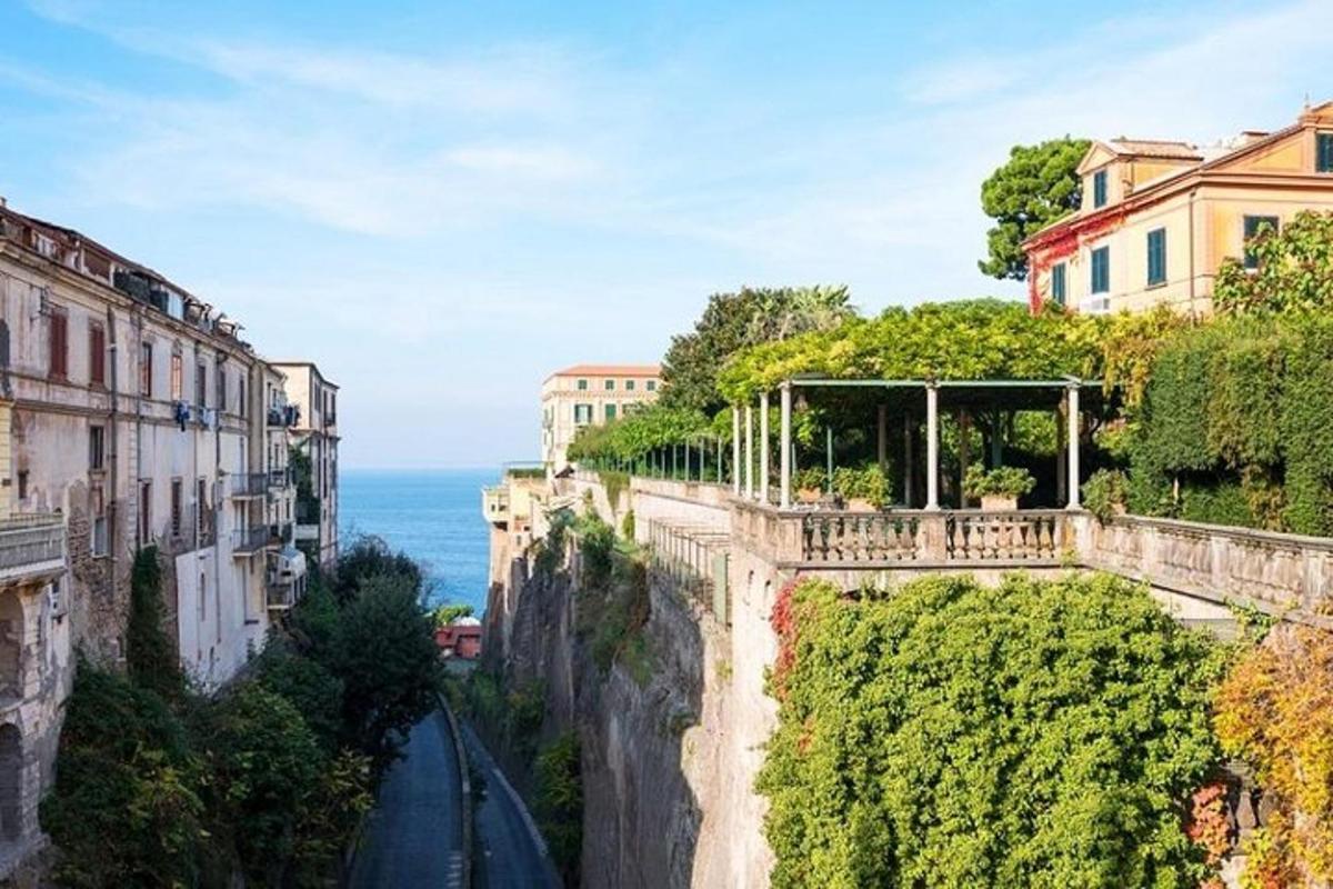 una vista di una collina con edifici e l'oceano