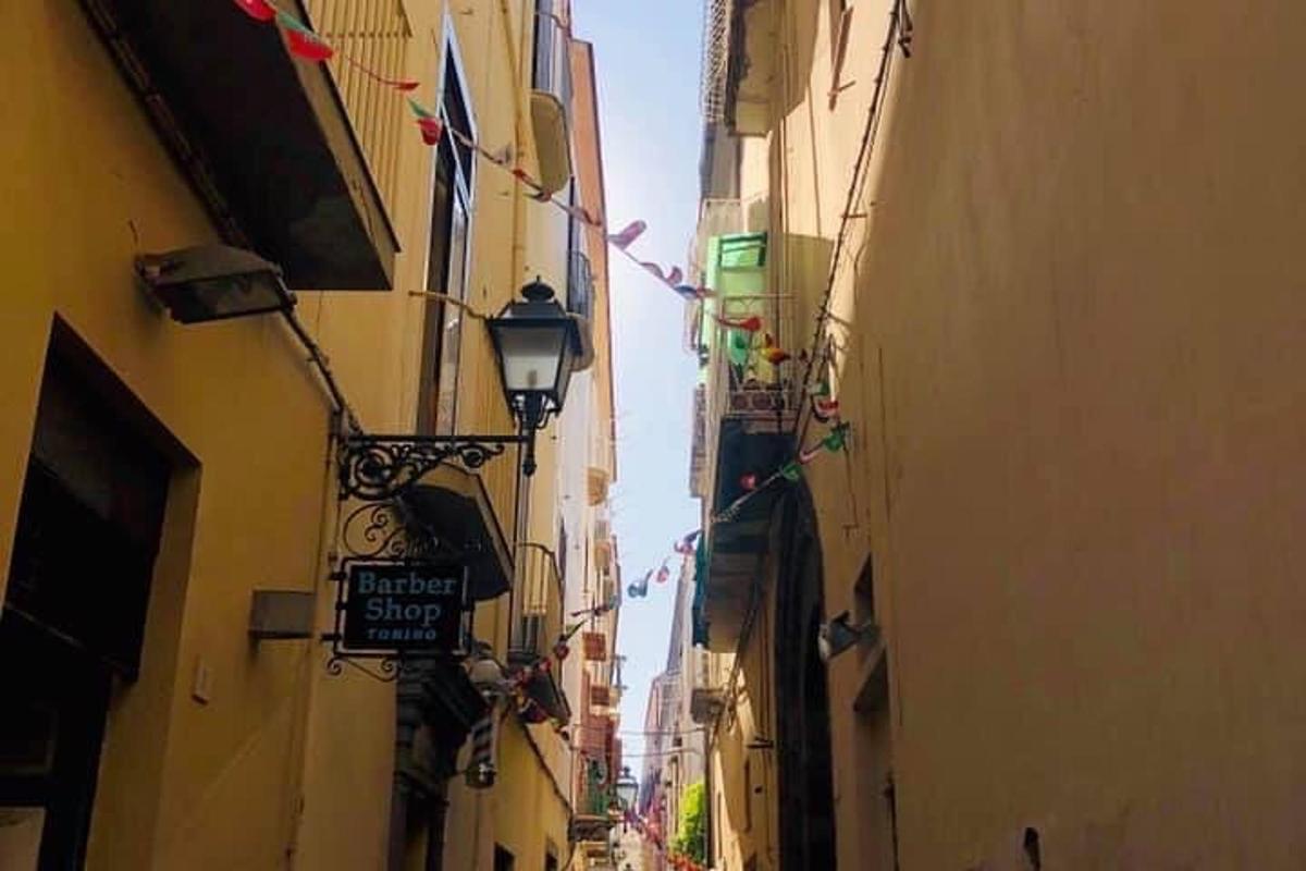 un vicolo con un cartello stradale tra due edifici