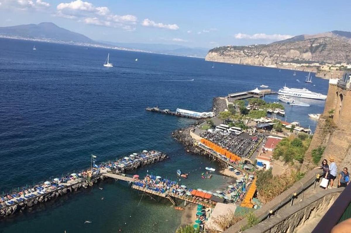 група људи који стоје на пристаништу у води