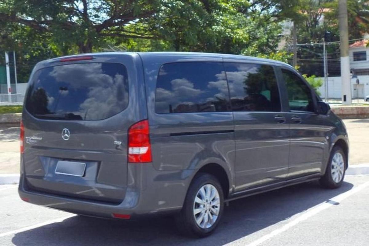 pilkas furgonas, pastatytas automobilių stovėjimo aikštelėje