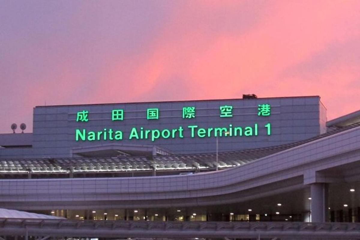 lapangan terbang dengan papan tanda yang berbunyi terminal lapangan terbang nataria
