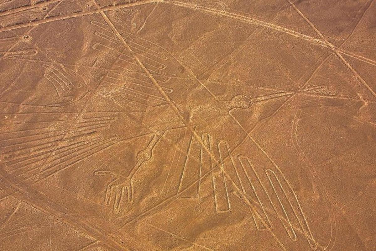 바위 위에 있는 남자와 여자의 그림