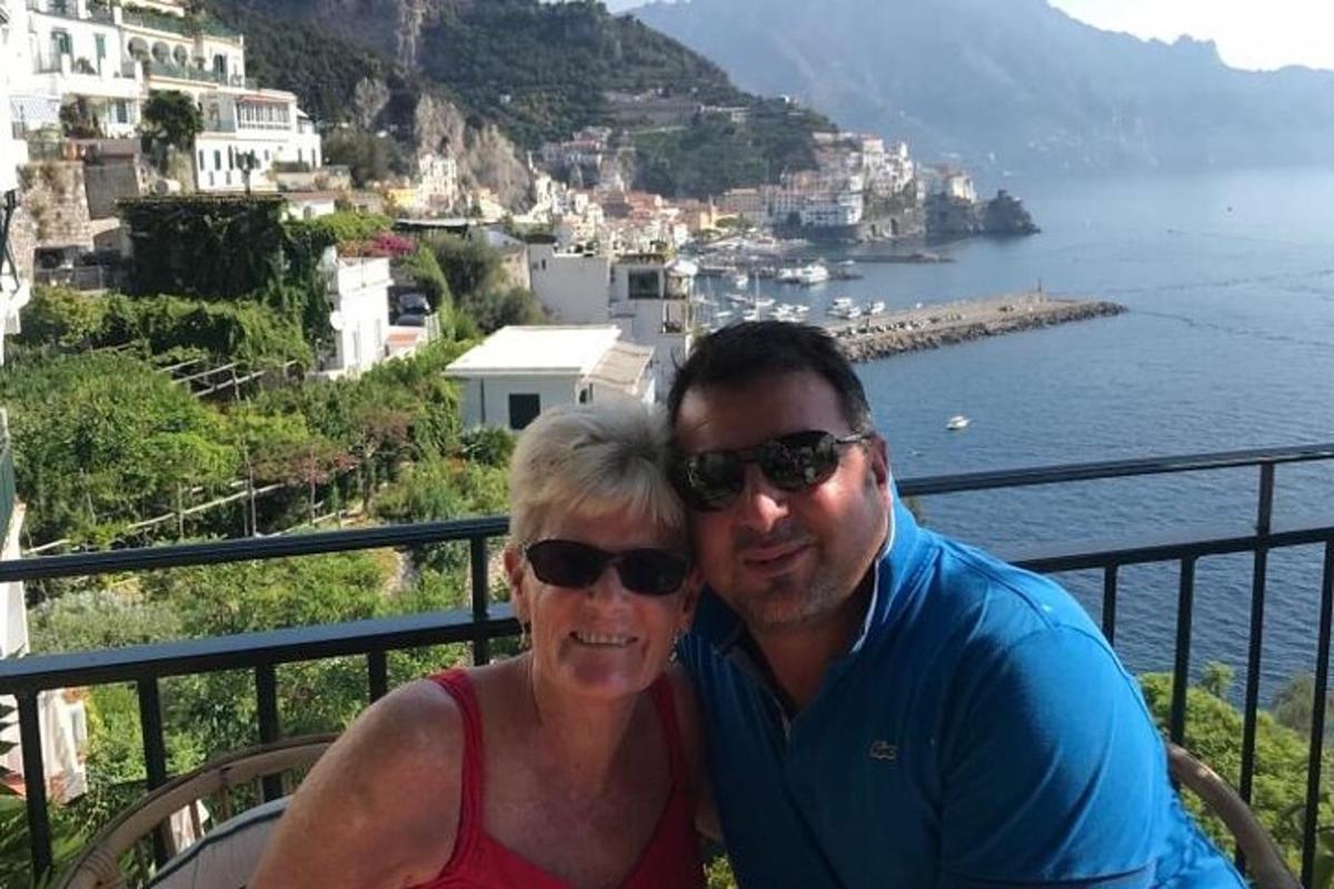 un uomo e una donna seduti su un balcone con vista
