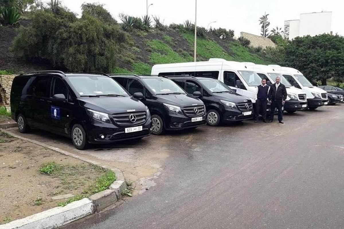 ред аутомобила паркираних на паркингу