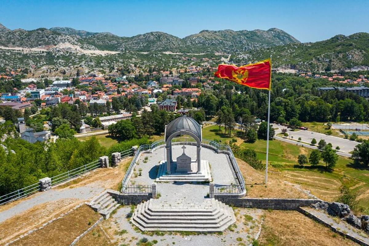 una bandiera in cima a un monumento con una città