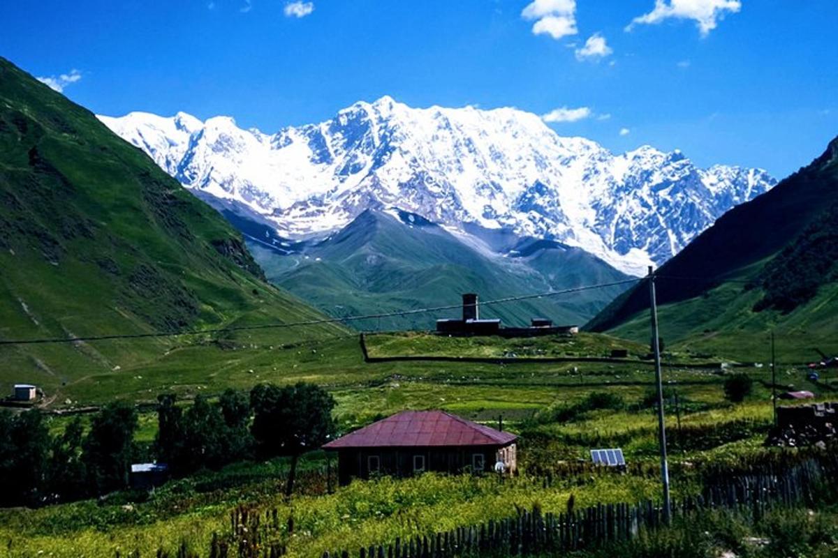 snijegom prekrivena planina u polju s kućom