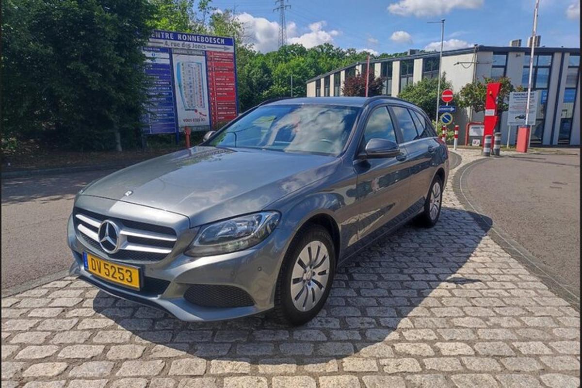 un'auto parcheggiata sul ciglio di una strada