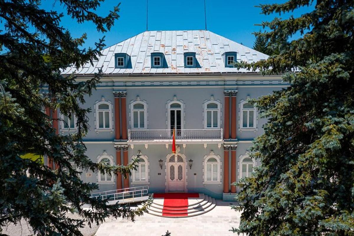 un grande edificio bianco con una porta rossa