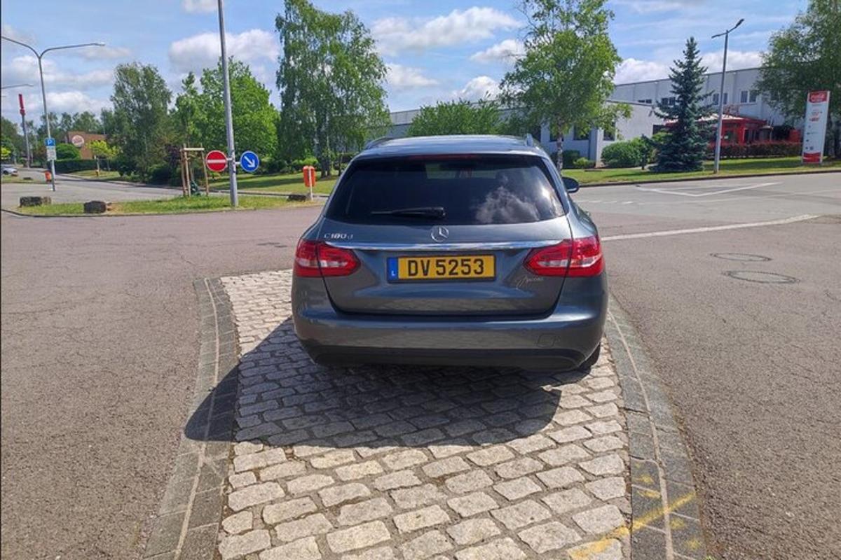 un'auto parcheggiata sul ciglio di una strada