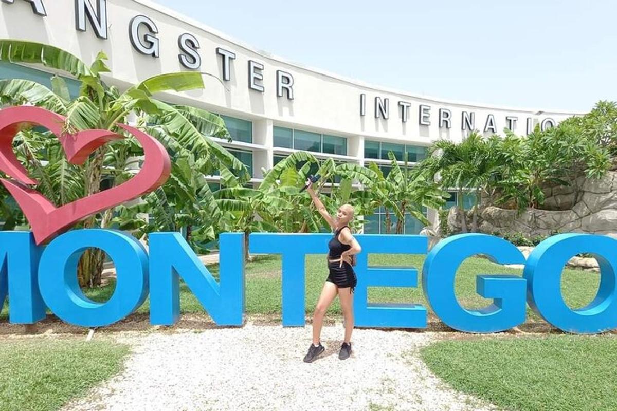 Žena stojící před cedulí Singapurské univerzity SouthernNatal