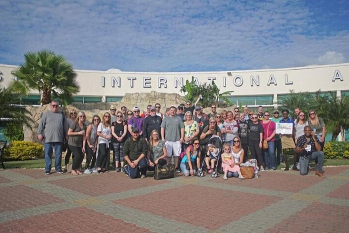 Un grupo de personas posando para una foto frente a un edificio.