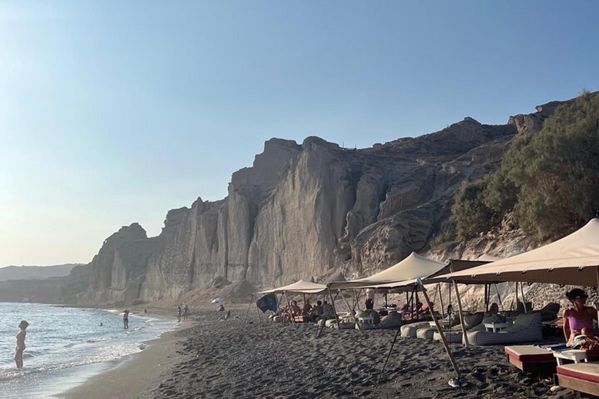 plaža s senčniki in ljudmi na plaži