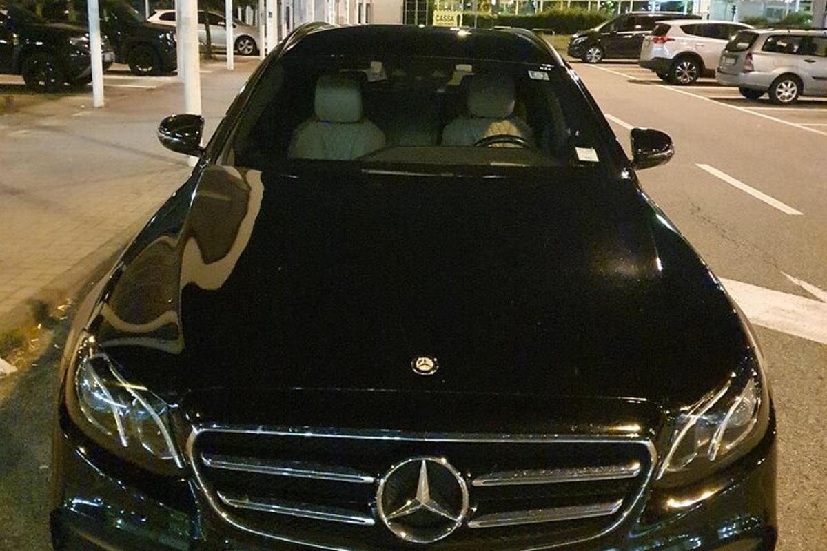 auto Mercedes Benz zaparkované na mestskej ulici