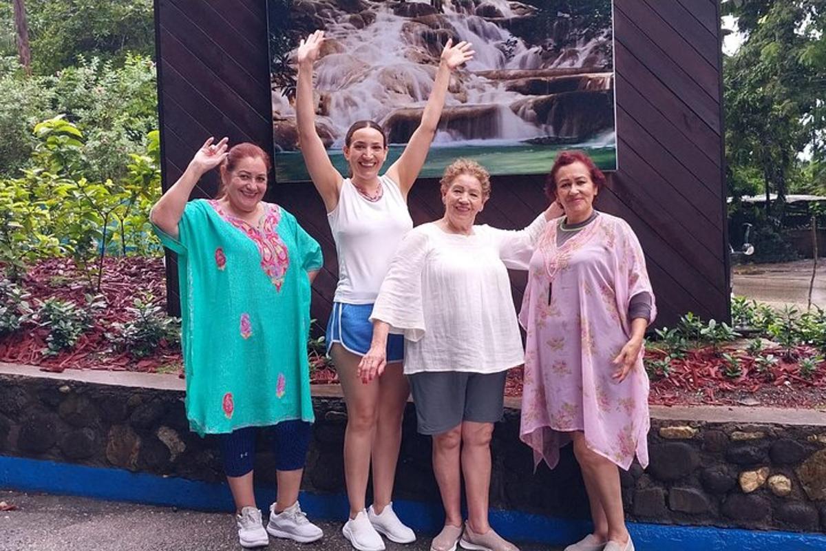 isang grupo ng mga babae na nakatayo sa harap ng isang fountain