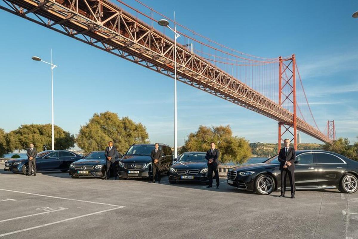 група мушкараца стоји испред аутомобила испод моста