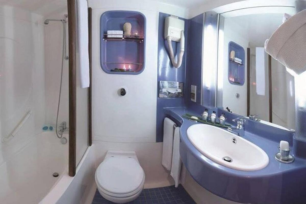 ein blaues Badezimmer mit Toilette und Waschbecken