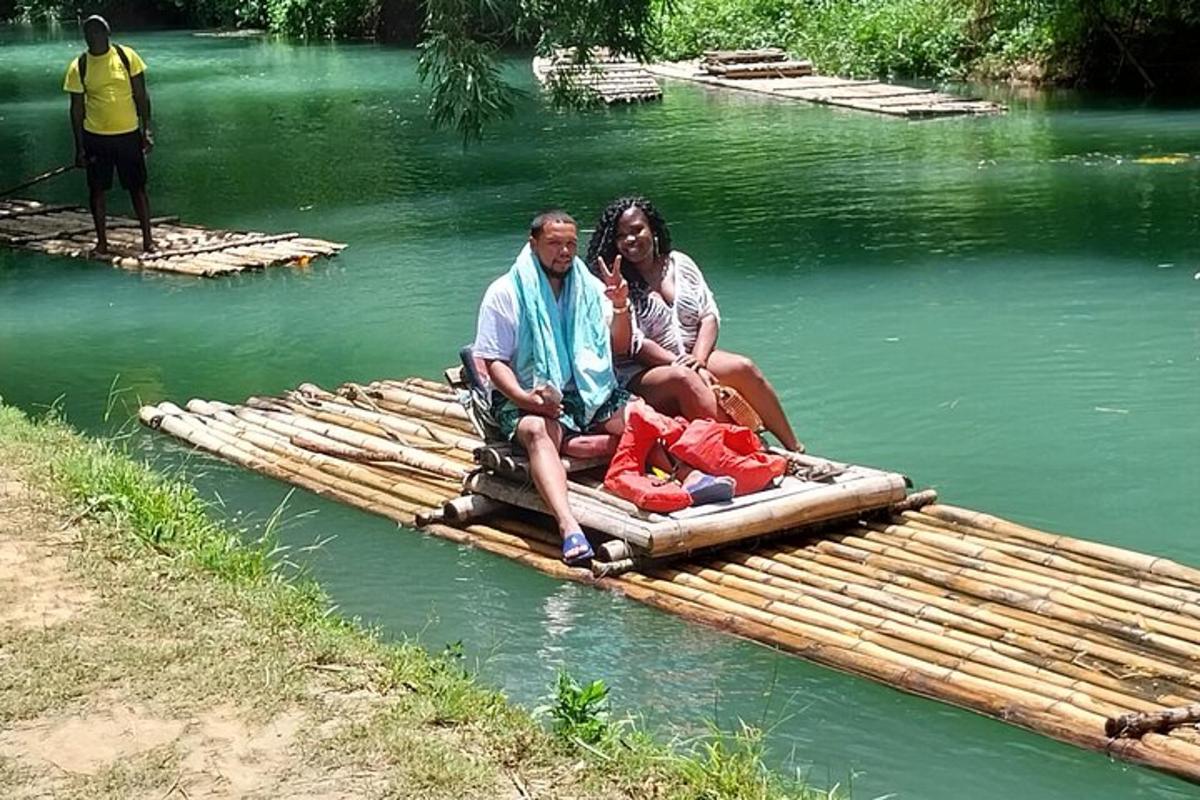 ein Mann und eine Frau sitzen auf einem Floß im Wasser