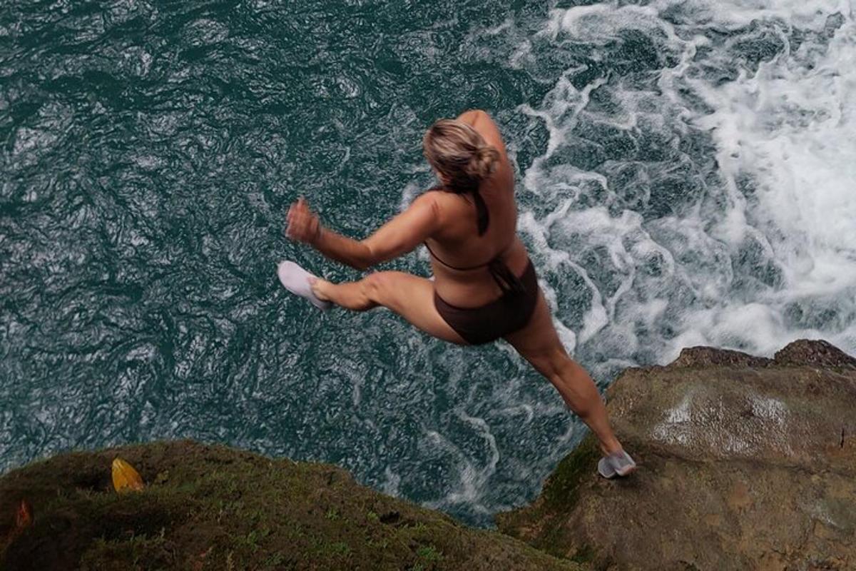 una mujer en traje de baño saltando al agua