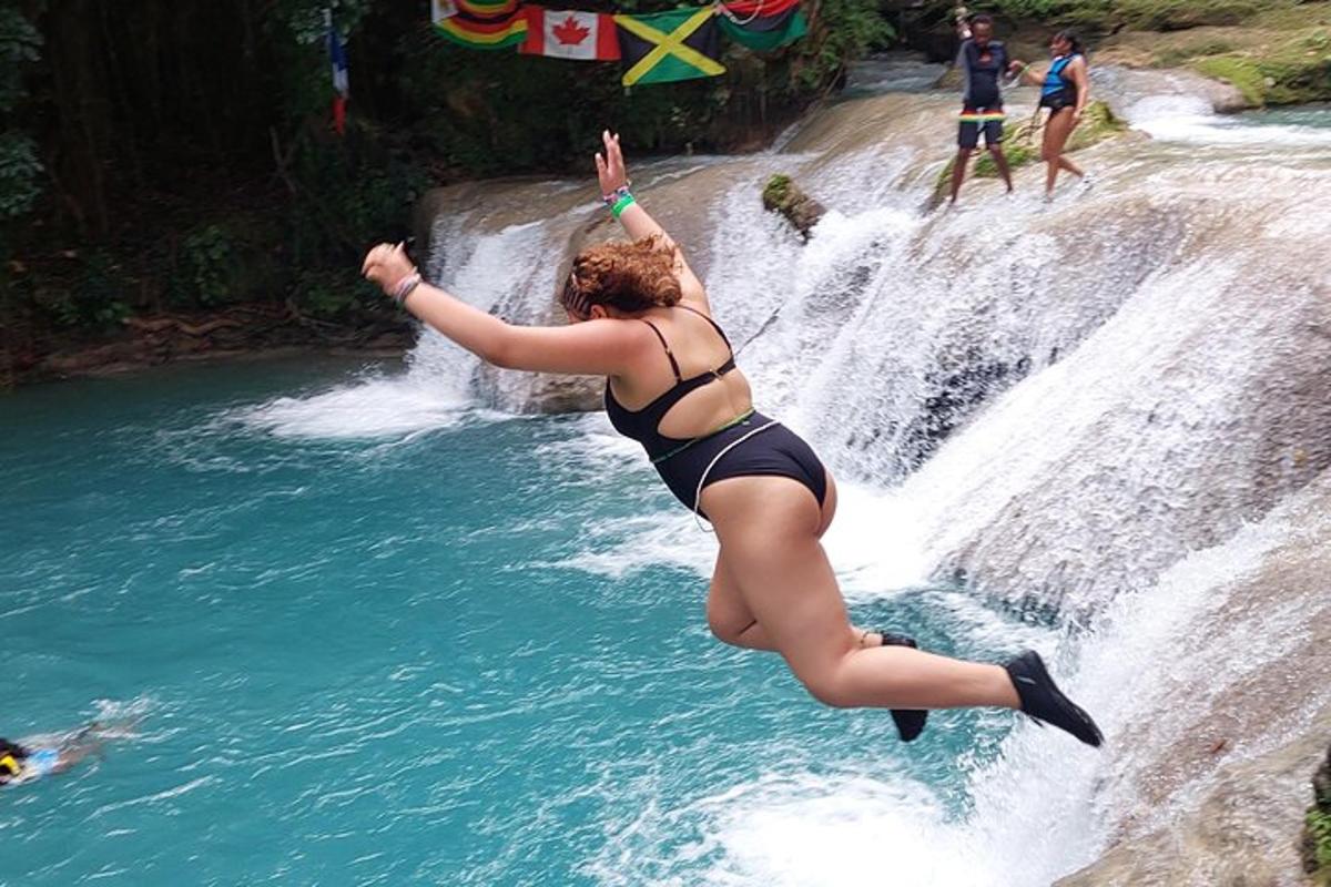 una mujer saltando de una cascada