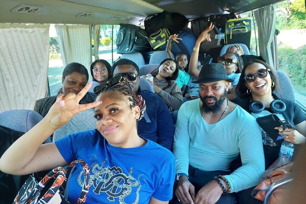 un gruppo di persone sedute sul retro di un autobus