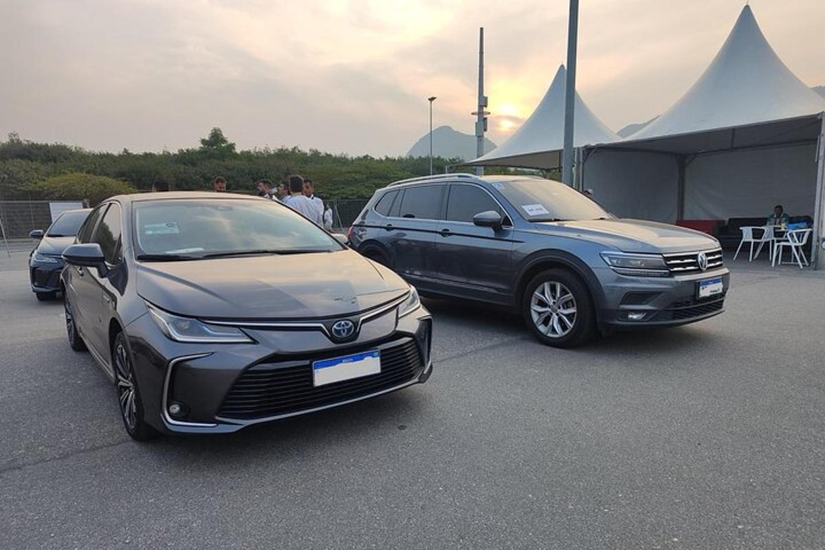 dve autá zaparkované vedľa seba na parkovisku