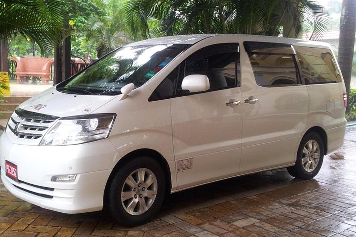 một chiếc xe tải màu trắng đỗ trên một con phố lát gạch
