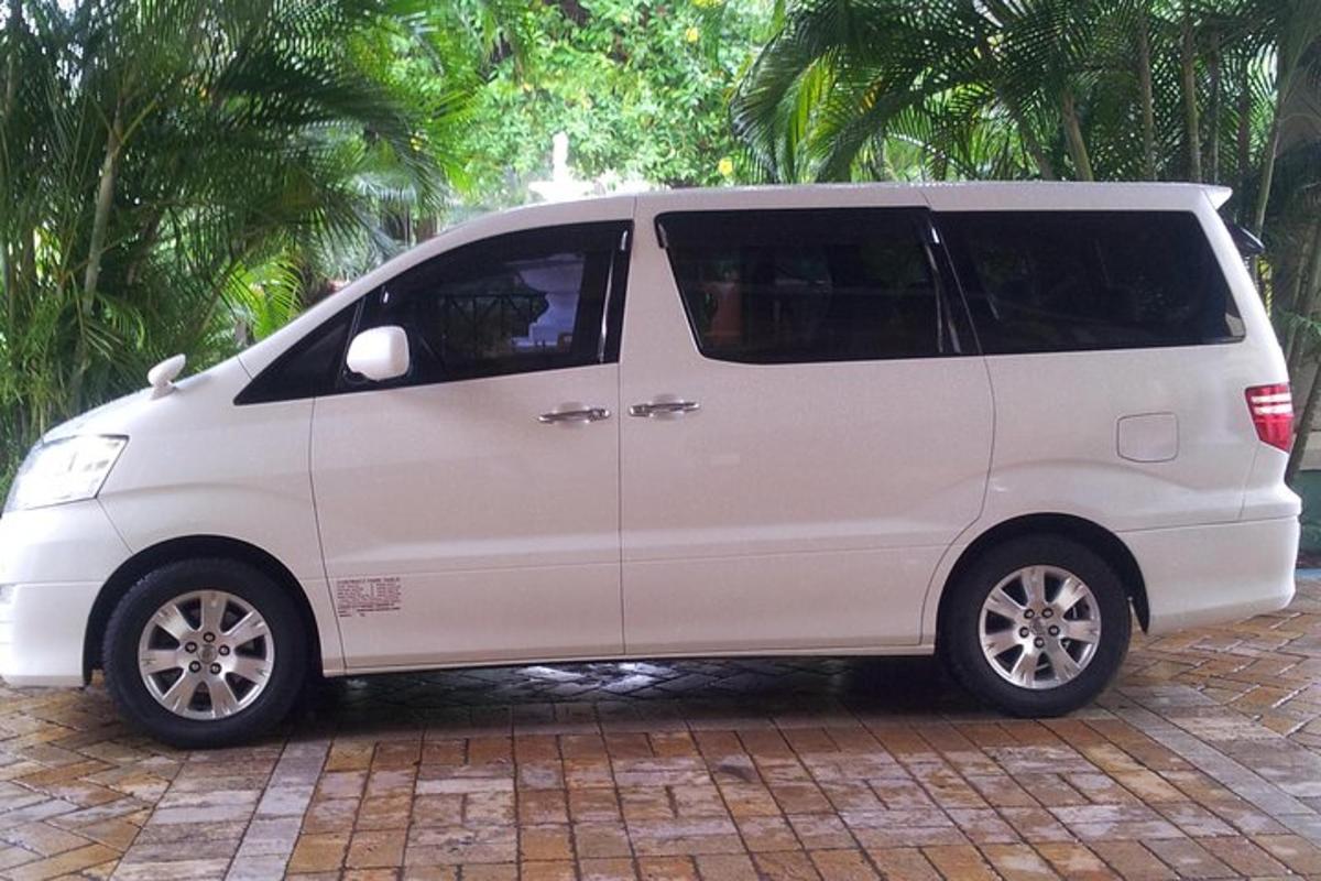 một chiếc xe tải màu trắng đang đỗ trên một con phố lát gạch