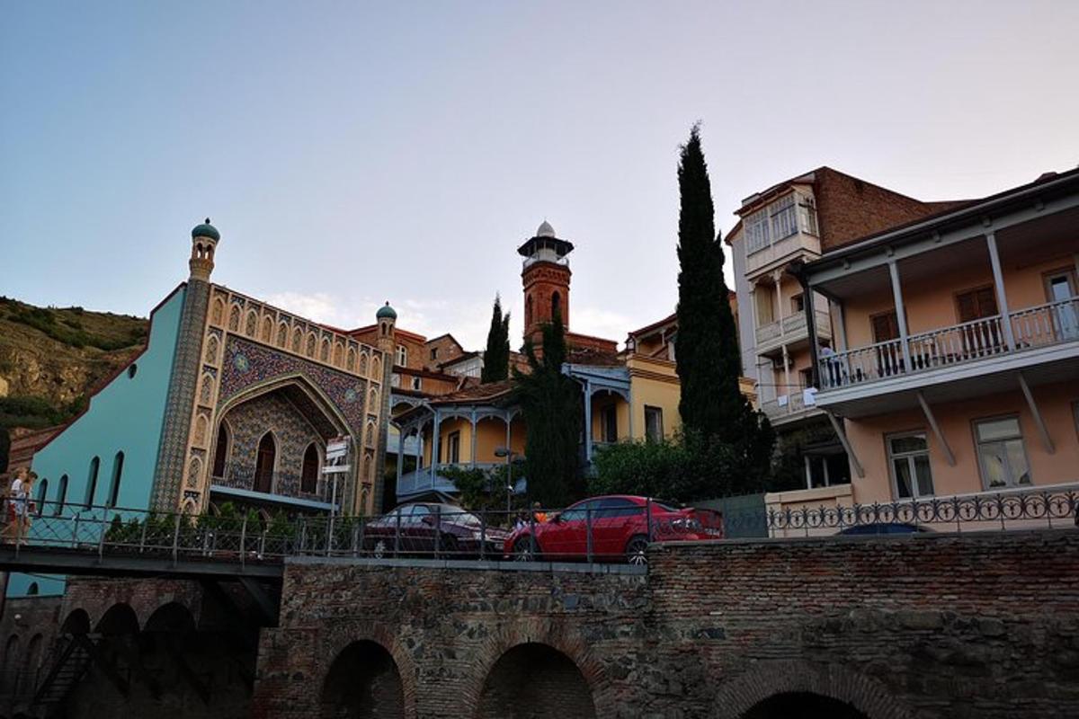 un ponte sopra una strada con edifici e automobili