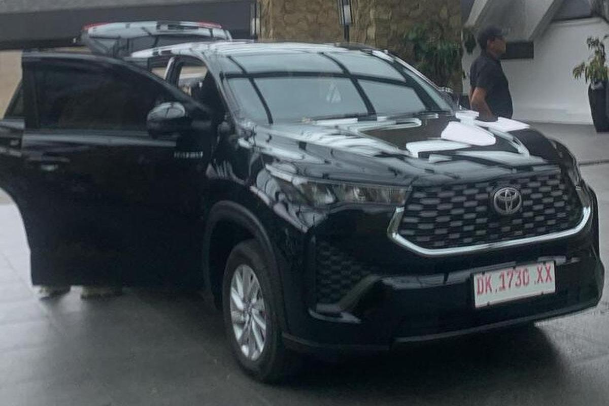 sebuah lori hitam diletakkan di tempat letak kereta