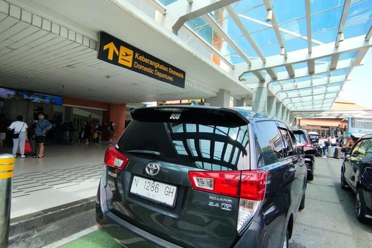 sebuah kereta diletakkan di hadapan sebuah bangunan