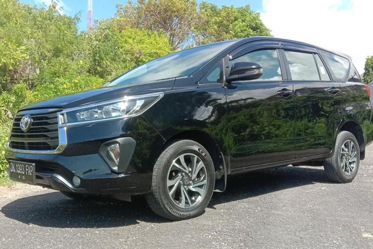 sebuah kereta hitam diletakkan di tempat letak kereta