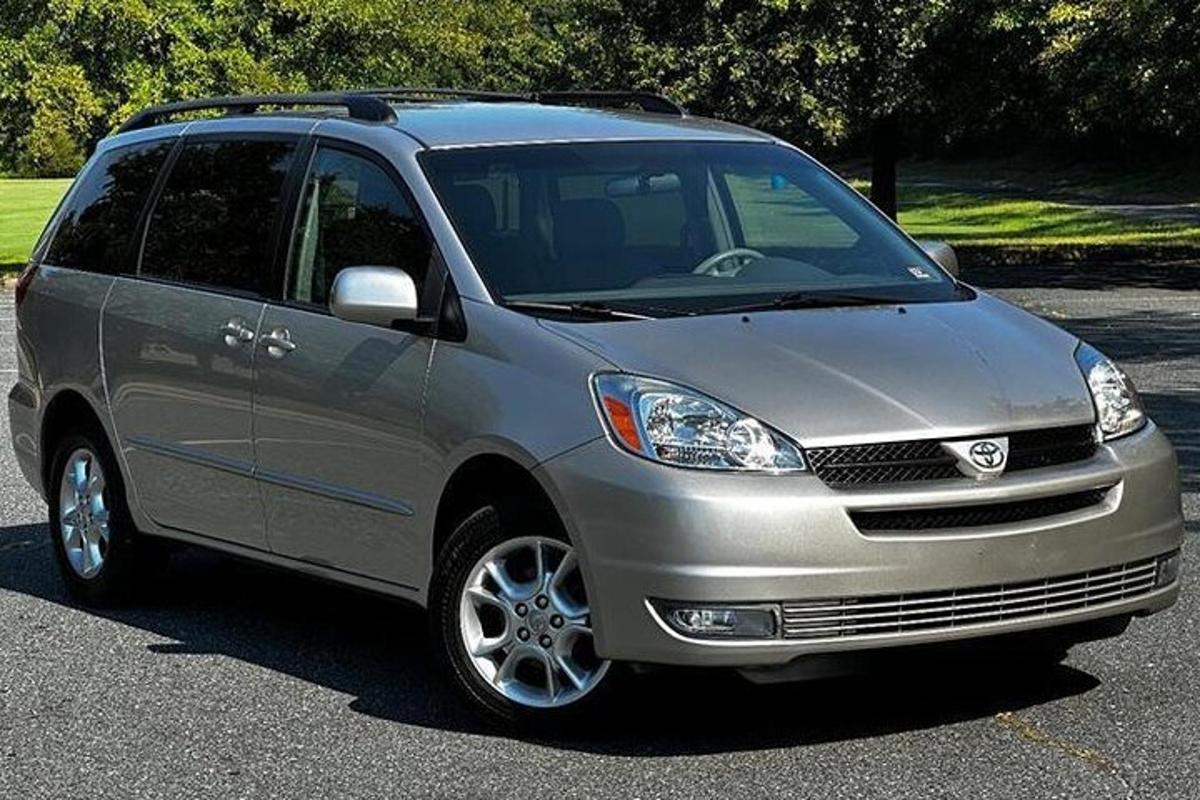 stříbrný minivan zaparkovaný na parkovišti
