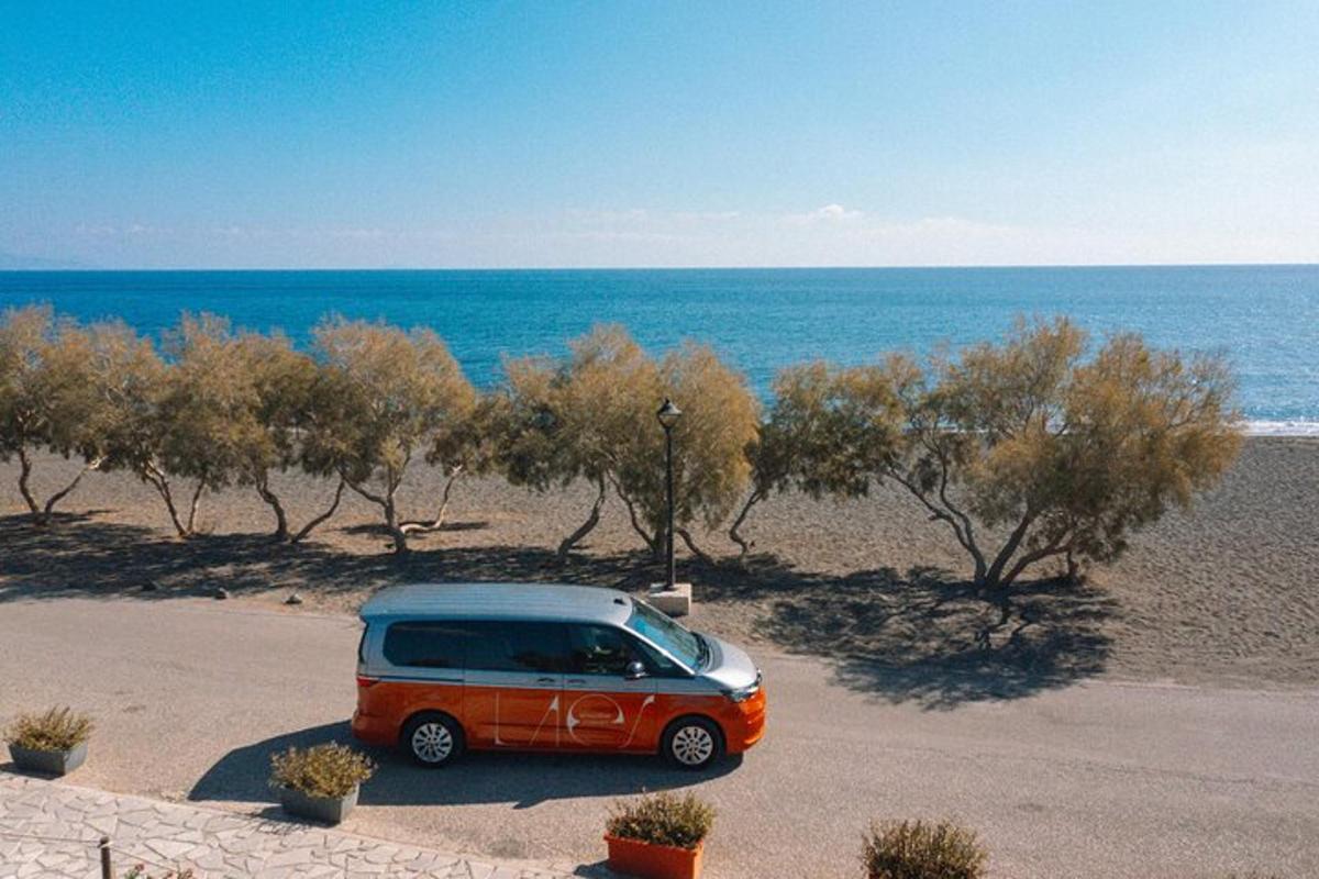 une camionnette garée sur un parking près de la plage