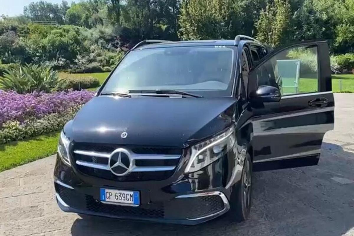 nákladní vůz Mercedes Benz zaparkovaný na příjezdové cestě