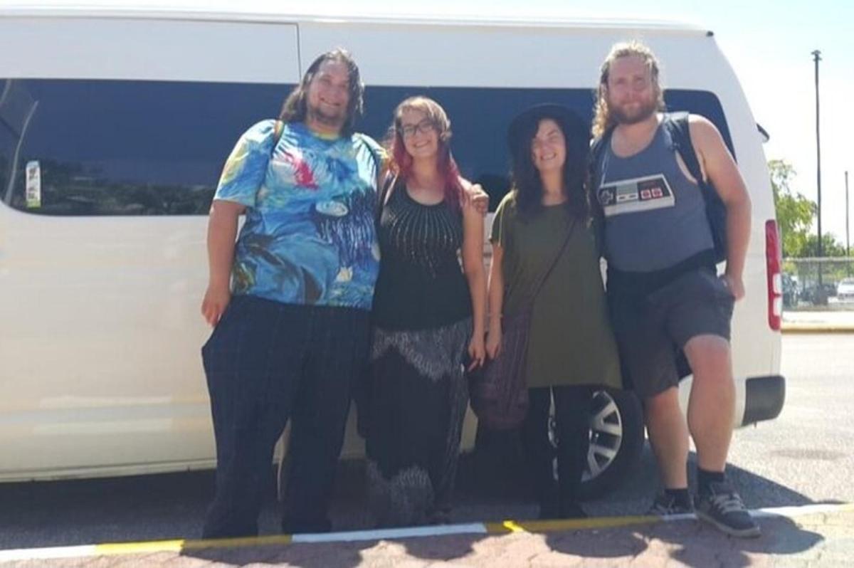 eine Gruppe von Menschen steht vor einem Lieferwagen