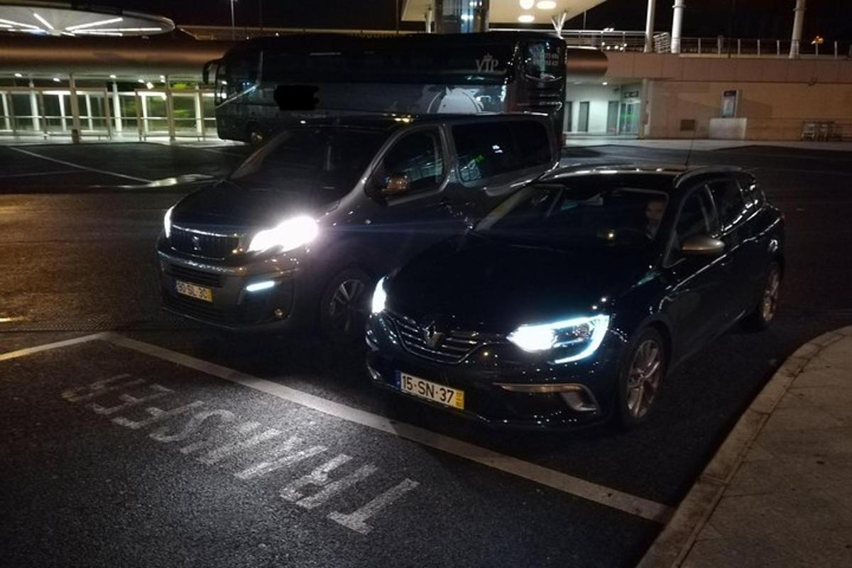 must auto pargitud öösel parklasse